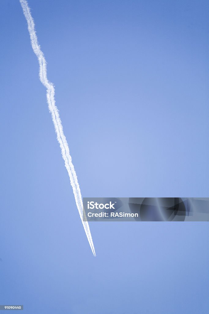 Contrail irregulares - Foto de stock de Acima royalty-free