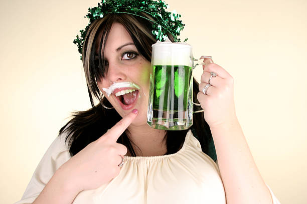 série de st patrick - beer glass mustache beer color image - fotografias e filmes do acervo