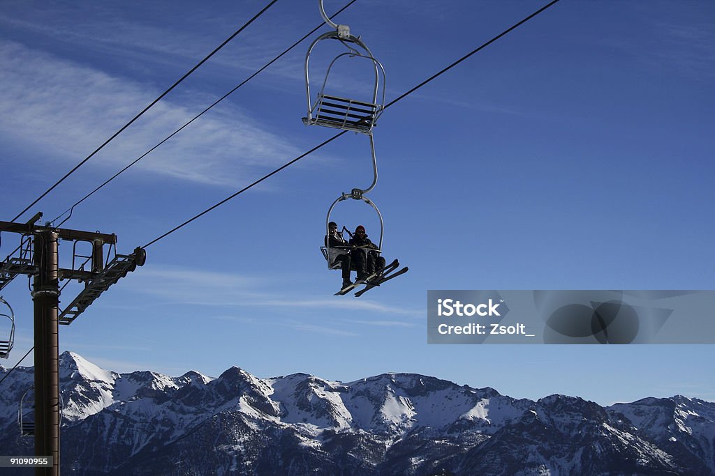 ski-lift sul cielo blu - Foto stock royalty-free di Neve