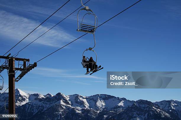 Skilift Sul Cielo Blu - Fotografie stock e altre immagini di Neve - Neve, Sci - Attrezzatura sportiva, Albero sempreverde