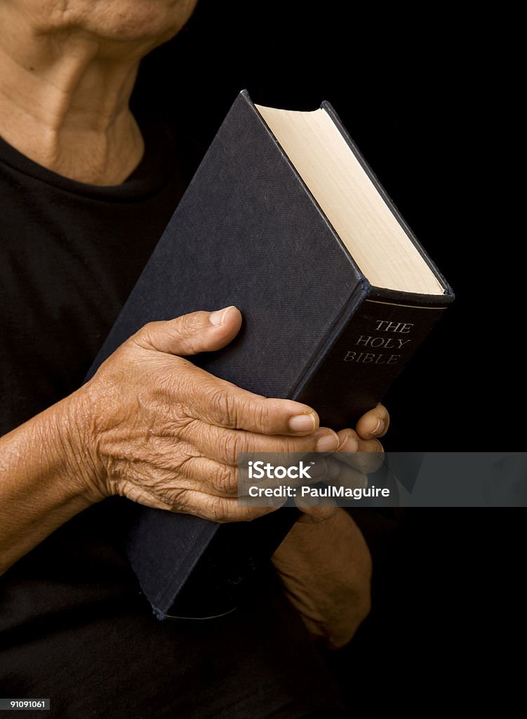 Vieille femme tenant une bible - Photo de Adulte libre de droits