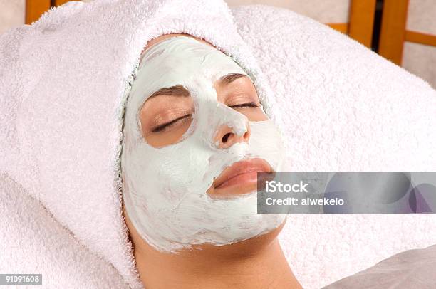 Foto de Spa Aplicação De Máscara Facial Orgânico e mais fotos de stock de Beber - Beber, Beleza, Bichos Mimados