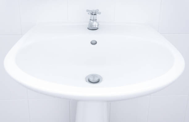 белая раковина, washbasin раковина в ванной комнате - sink bathroom pedestal tile стоковые фото и изображения