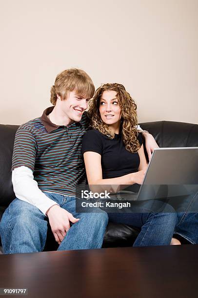 Casal À Internet - Fotografias de stock e mais imagens de Computador - Computador, 20-24 Anos, Abraçar