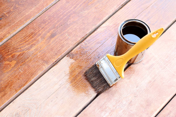 casa de renovación - wood deck wood stain paint fotografías e imágenes de stock