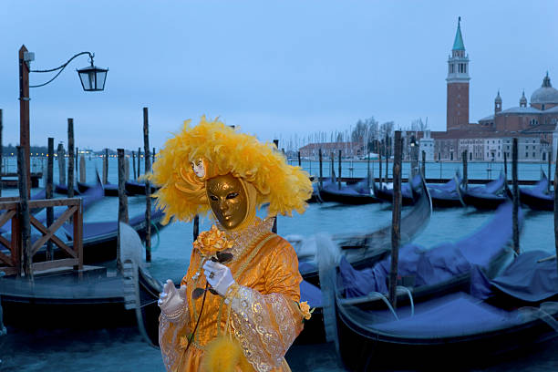 여성 ㅁ마스크 at 사육제 베니스 - venice italy gondola grand canal luxury 뉴스 사진 이미지