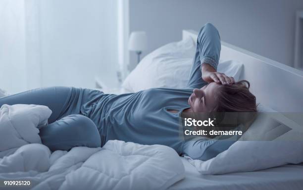 Deprimida Mujer Despierta En La Noche Foto de stock y más banco de imágenes de Insomnio - Insomnio, Despertar, Cansado
