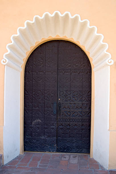 sudoeste da igreja porta - tumacacori national historical park imagens e fotografias de stock