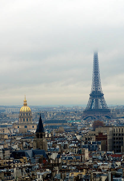 istock Hotel des invalides and Eiffel tour (tower) in fog 91092727