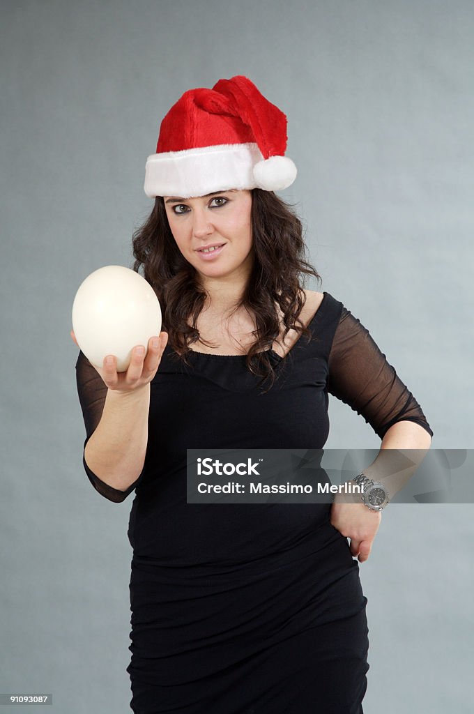 Kobieta z Boże Narodzenie kapelusz i jaj - Zbiór zdjęć royalty-free (Boże Narodzenie)