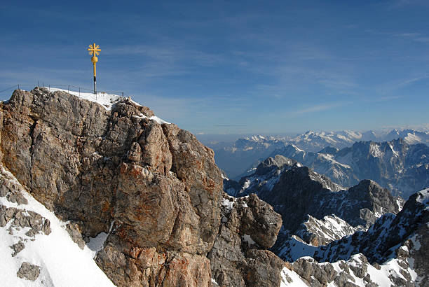 cimeira zugspitze - zugspitze mountain snow cross shape cross imagens e fotografias de stock