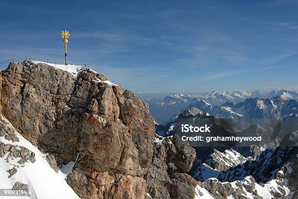 Cimeira Zugspitze - Fotografias de stock e mais imagens de Montanha Zugspitze - Montanha Zugspitze, Pico da montanha, Inverno