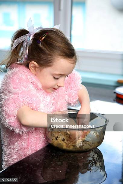 Ayudar En La Cocina Foto de stock y más banco de imágenes de 6-7 años - 6-7 años, Alimento, Chocolate