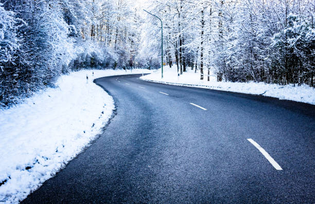 stara droga wiejska w zimie - country road tunnel tree road zdjęcia i obrazy z banku zdjęć