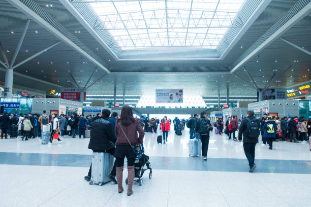 moderne bahnhof in zhengzhou, china - transrapid international stock-fotos und bilder