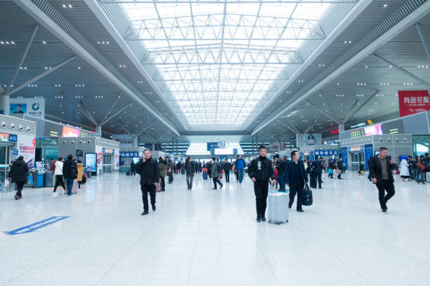 moderne bahnhof in zhengzhou, china - transrapid international stock-fotos und bilder