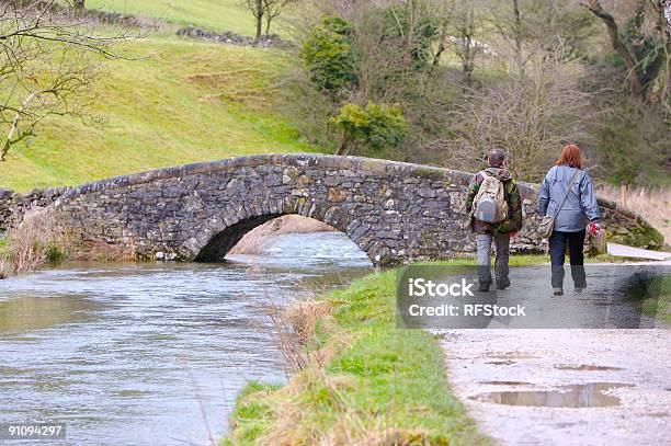 Most I Piechurów - zdjęcia stockowe i więcej obrazów Dolina - Dolina, Dwie osoby, Park Narodowy Peak District