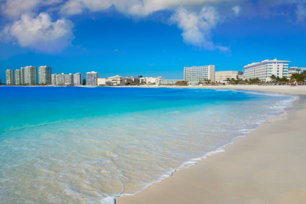 cancun forum strand playa gaviota azul - scenics building exterior tourist resort orange stock-fotos und bilder