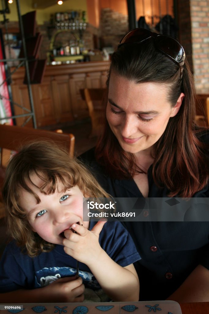 Junge Familie in der pizzeria - Lizenzfrei Erwachsene Person Stock-Foto