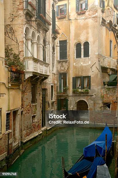 Velho Casas E Pequenas Canal Com Gôndola Em Veneza - Fotografias de stock e mais imagens de Acabado - Acabado, Antigo, Ao Ar Livre