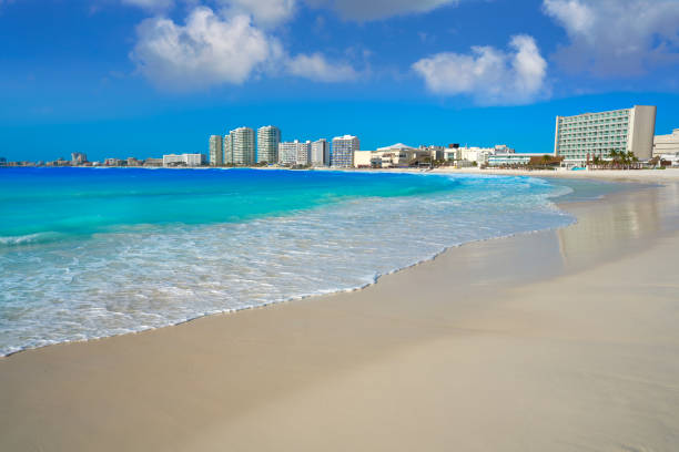 playa cancun foro playa gaviota azul - scenics building exterior tourist resort orange fotografías e imágenes de stock