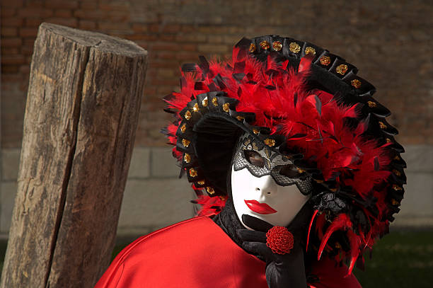 雌マスク、レッドのコスチュームにベニスのカーニバル - mythology venice italy carnival mask ストックフォトと画像