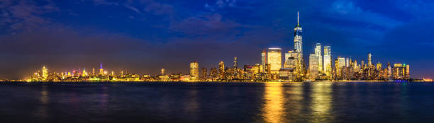 パノラマ ビュー ニューヨーク市マンハッタン ダウンタウン夜反射 - dramatic sky manhattan moody sky new york city ストックフォトと画像