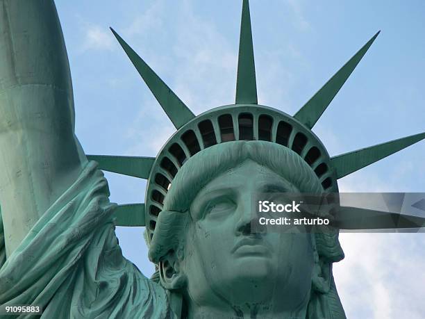 Retrato De La Estatua De La Libertad Foto de stock y más banco de imágenes de Agresión - Agresión, Azul, Blanco - Artículos deportivos