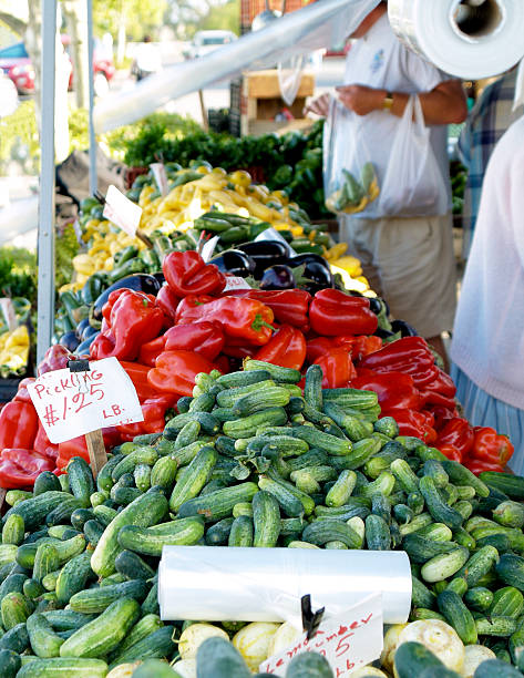 farmer's market vegetal soporte - agricultural fair farmers market squash market fotografías e imágenes de stock