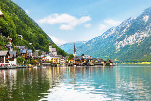 hallstätter dorf und hallstatter see in österreich - salzburg stock-fotos und bilder