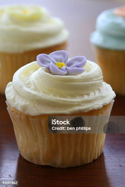 Foto de Cupcakes e mais fotos de stock de Baunilha - Condimento - Baunilha - Condimento, Bolinho, Açúcar