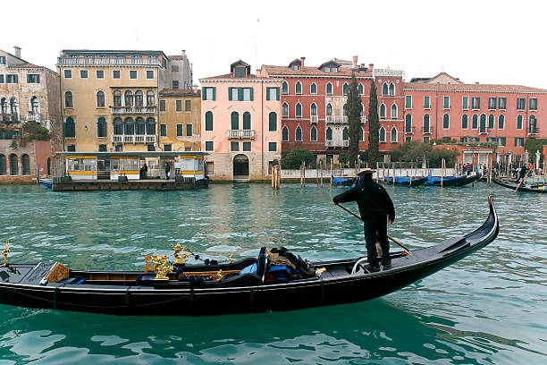 大運河に浮かぶゴンドラ、ヴェニスの歴史的な宮殿 - facade palace grand canal canal ストックフォトと画像