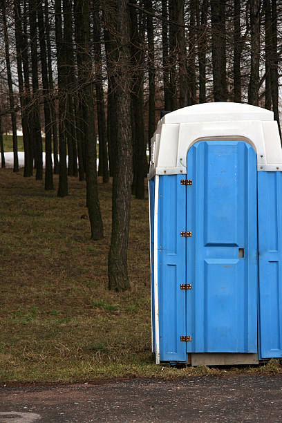 toilettes dans la forêt - porta potty photos et images de collection