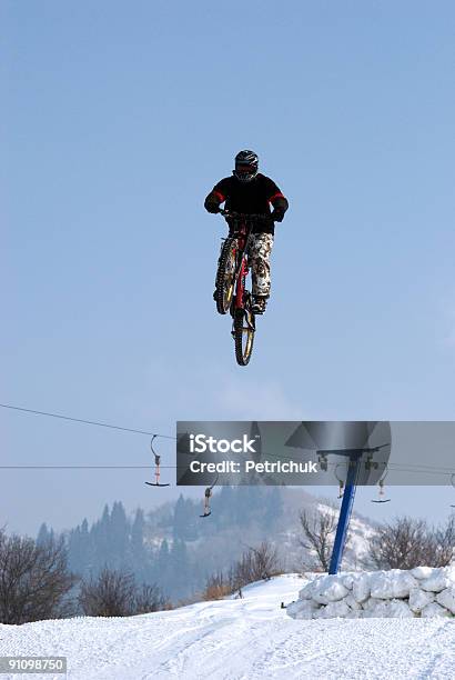 Biker Estremi Volare Su Aria Grande - Fotografie stock e altre immagini di A mezz'aria - A mezz'aria, Ambientazione esterna, Attività ricreativa