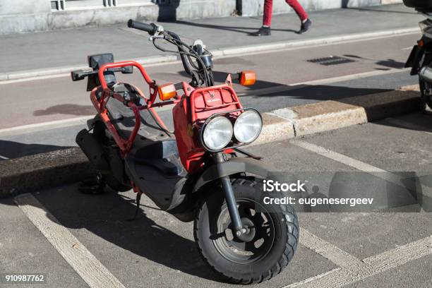 Scooter Honda Zoomer Rosso Primo - Fotografie stock e altre immagini di Ambientazione esterna - Ambientazione esterna, Composizione orizzontale, Fotografia - Immagine