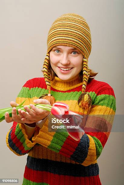 Menina Dá Túlipas - Fotografias de stock e mais imagens de Adolescência - Adolescência, Adulto, Alegria