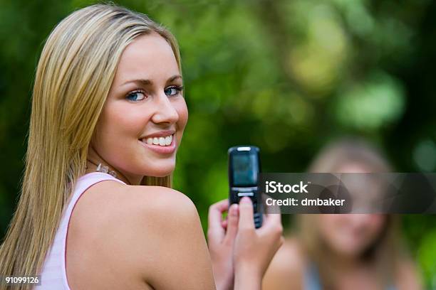 Kamera Handy Stockfoto und mehr Bilder von Attraktive Frau - Attraktive Frau, Blondes Haar, Drahtlose Technologie