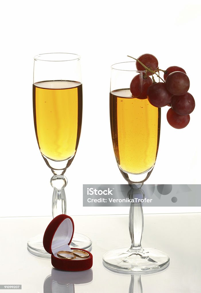 シャンペンとウェディングリング - お祝いのロイヤリティフリーストックフォト