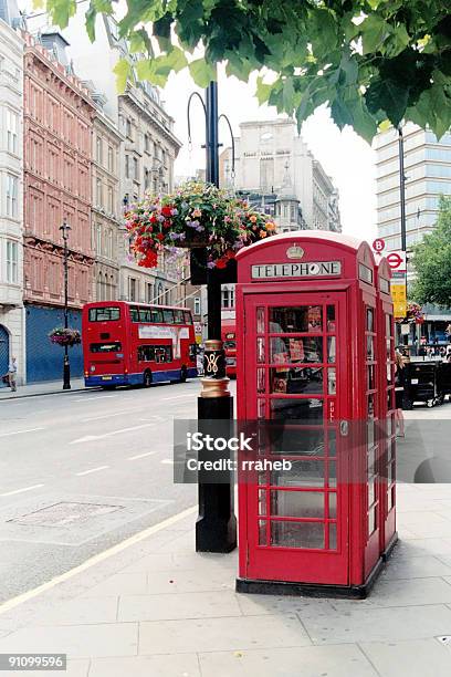 Tradicional Cabine De Telefone Vermelho Em Londres - Fotografias de stock e mais imagens de Alfalto - Alfalto, Ao Ar Livre, Autocarro