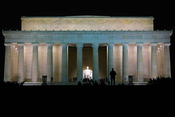 istock Lincoln Memorial at night 91099605