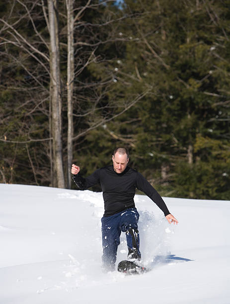 aventure en raquettes&nbsp;? - winter snowshoeing running snowshoe photos et images de collection