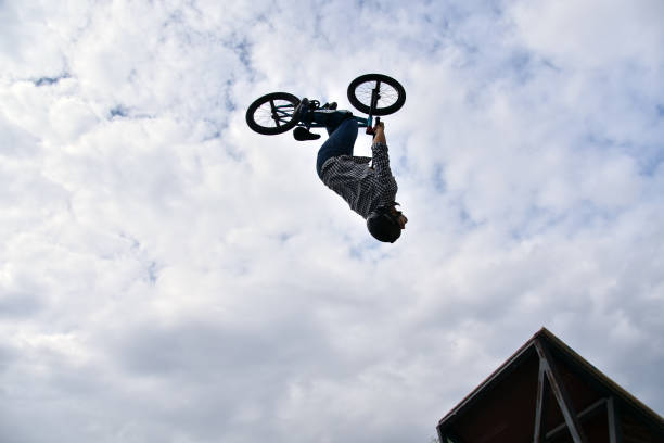 stunt cycling - bmx cycling sport teenagers only teenager imagens e fotografias de stock