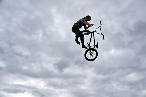 трюк велоспорт - bmx cycling sport teenagers only teenager стоковые фото и изображения