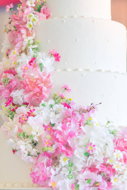 istock White wedding cake with flowers 911003846