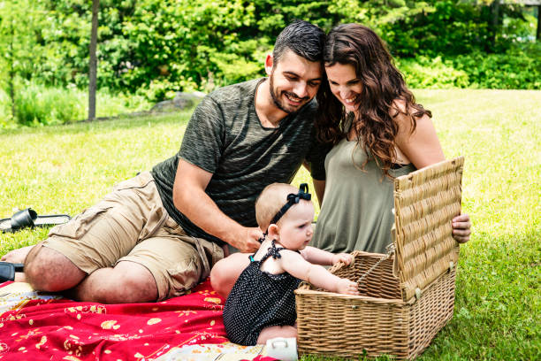 famiglia millenaria che ha fatto un picnic all'aperto in estate. - 12 23 mesi foto e immagini stock