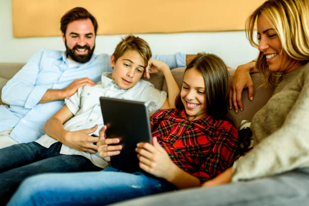 istock Family at home 911004176