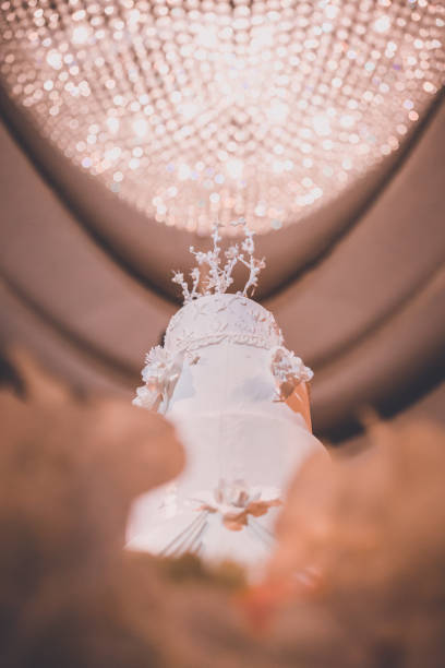 istock The wedding cake and bokeh background are a blur of light 911004592