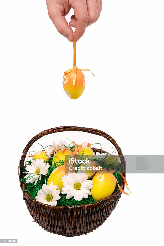 Ajouter un autre egg - Photo de Image en couleur libre de droits