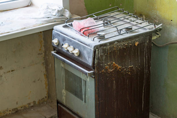 istock Old dirty gas stove in an abandoned state 911008484