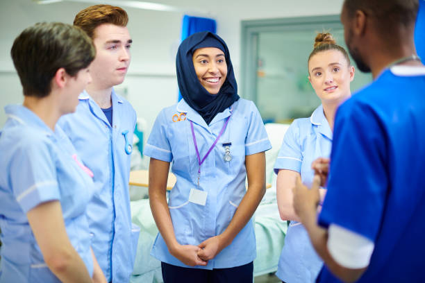 krankenpflegeschüler auf der station - nhs stock-fotos und bilder